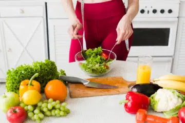 Online diyet Diyet salata hazırlayan biri